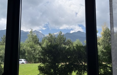 Светъл тристаен апартамент с гледка към планината